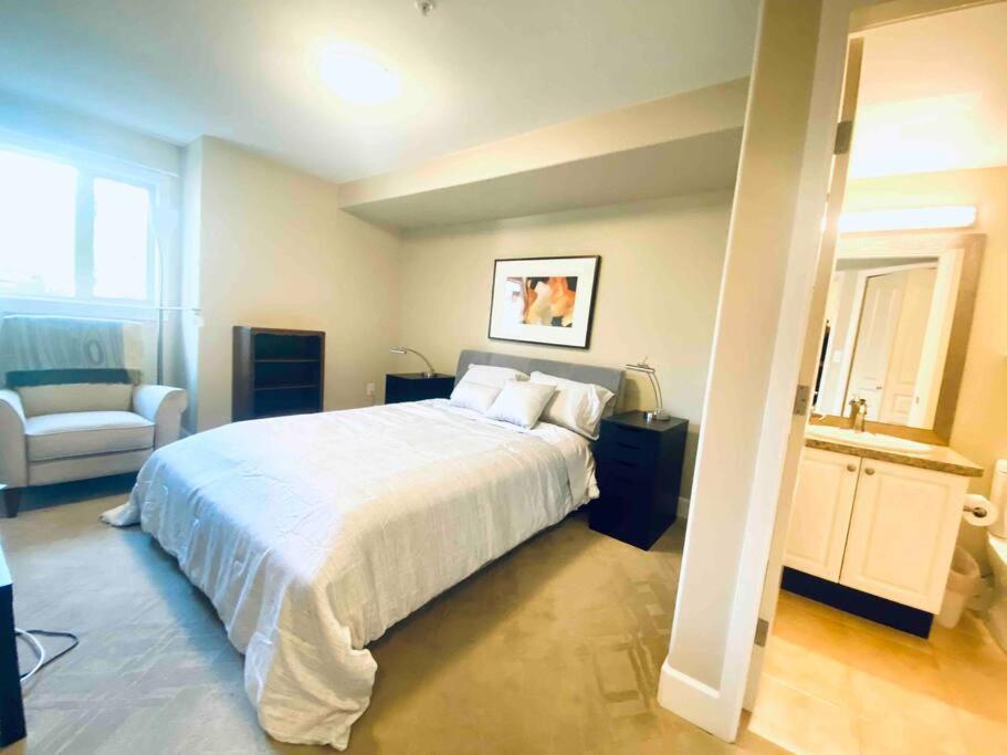 Amazing Location 2 Bedroom Minutes From Downtown Victoria Kültér fotó