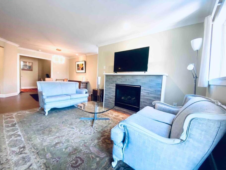 Amazing Location 2 Bedroom Minutes From Downtown Victoria Kültér fotó