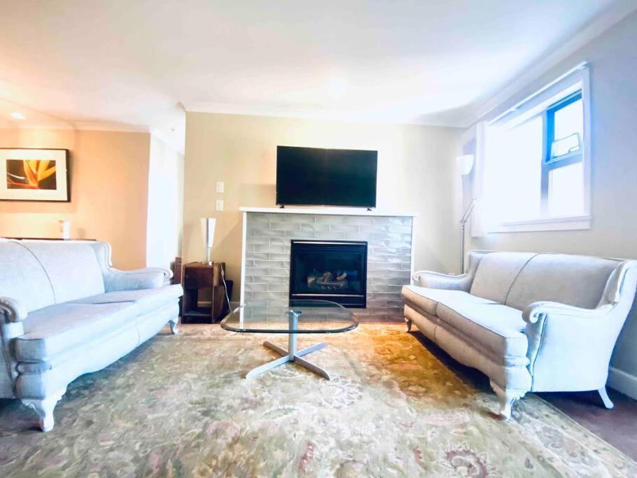 Amazing Location 2 Bedroom Minutes From Downtown Victoria Kültér fotó