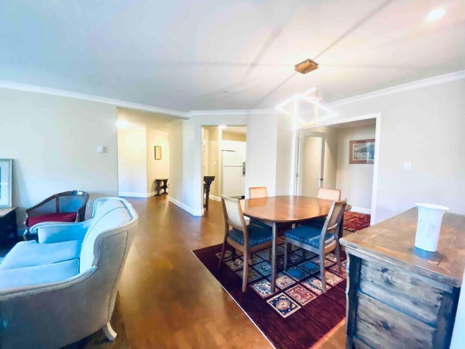 Amazing Location 2 Bedroom Minutes From Downtown Victoria Kültér fotó