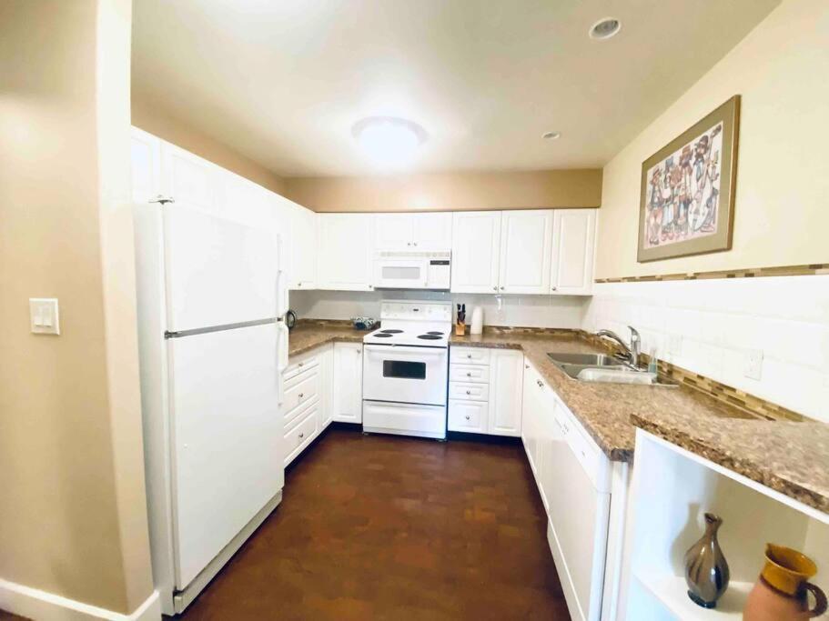 Amazing Location 2 Bedroom Minutes From Downtown Victoria Kültér fotó