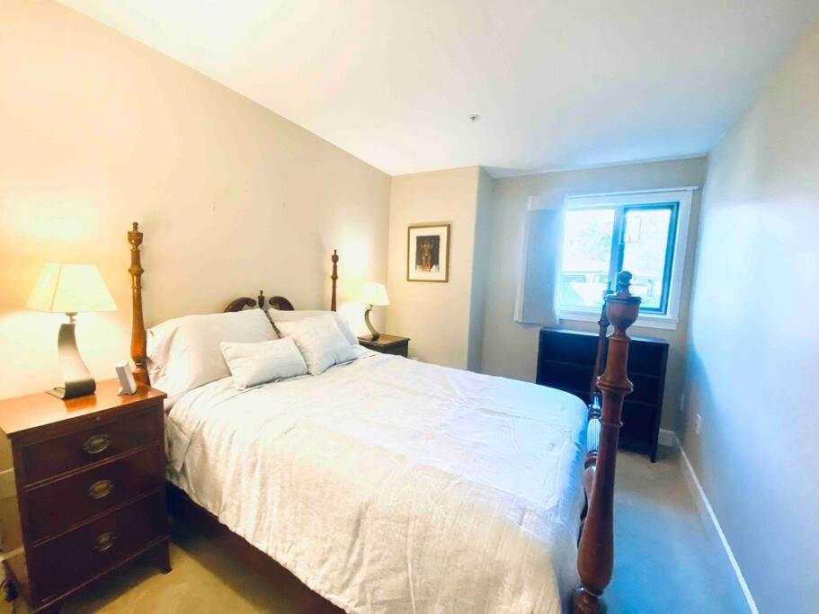 Amazing Location 2 Bedroom Minutes From Downtown Victoria Kültér fotó